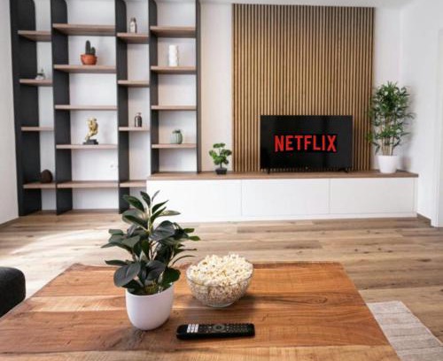Linz Apartment | Luxury Sedda Bed, Nespresso, Netflix