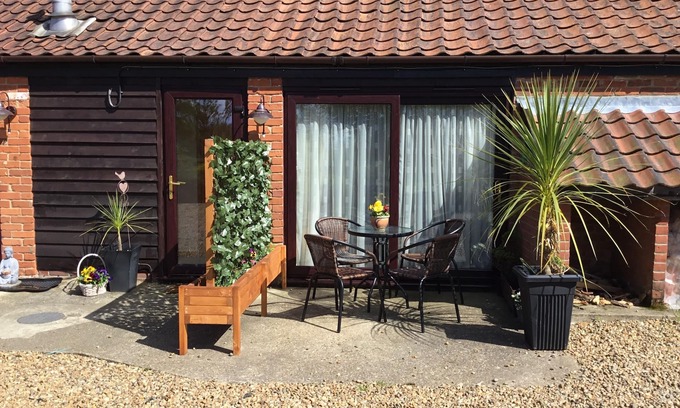 Surlingham Cottage | Luxury self contained holiday let, peaceful location by the Norfolk Broads.