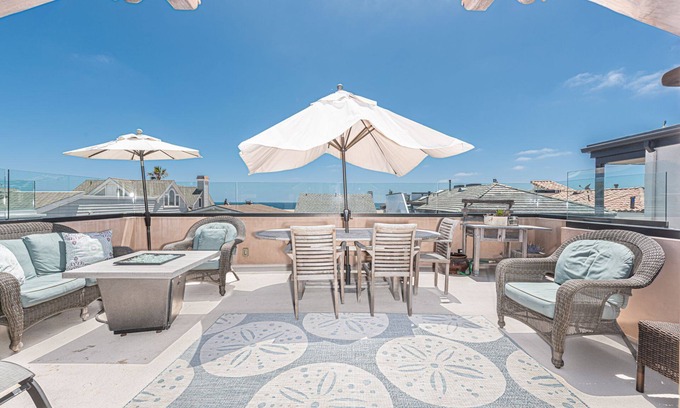 Balboa Peninsula Condo | Luxury Single-Family Vacation Home | Roof-Top Deck and A/C | The Perfect Vacation Headquarters!