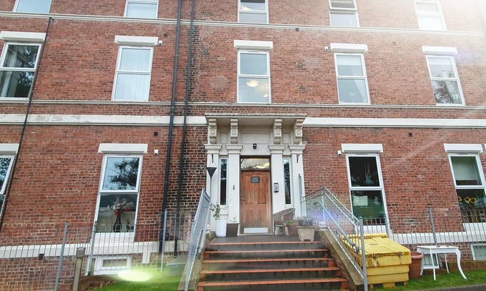 Sunderland Apartment | Luxury, Spacious 2 Bed Apartment with FREE AMPLE OFF ROAD PARKING!