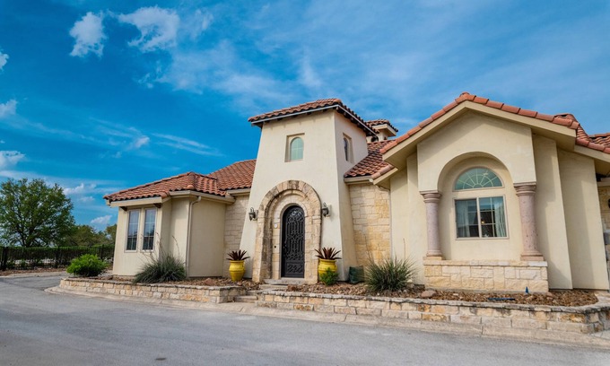Kerrville House | Luxury & Spacious 3 bed/3 Bath Villa in Gated Community - Great for Families