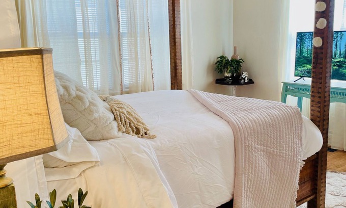 Sleepy Hollow House | Luxury Spacious Historic Home - College Hill - 2mi. to Downtown
