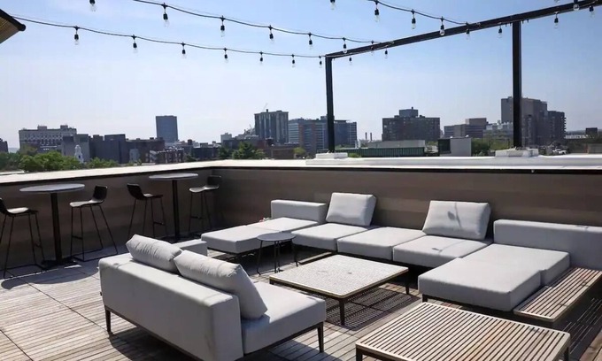 Downtown Apartment | Luxury Spacious SkyLine View-Parking-Free Wine