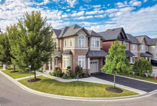 Brampton House | Luxury Stay in a beautiful City Brampton