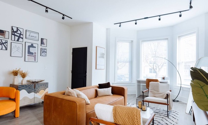 Woodlawn Condo | Luxury Stay on UChicago Campus 11 min walk to hospitals