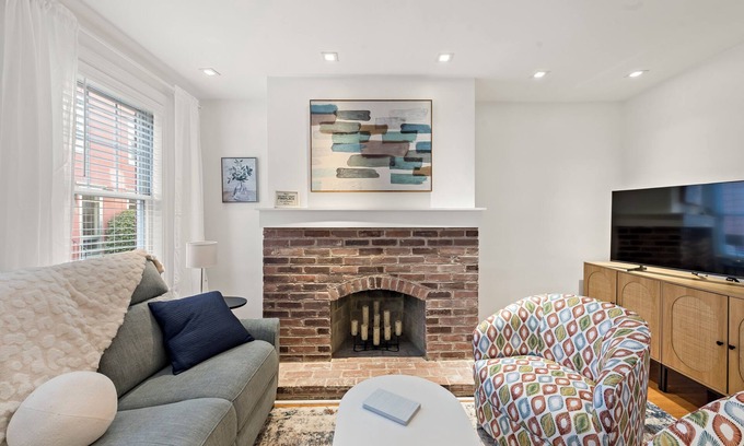 Center City House | Luxury, Steam Shower, Stylish 3BR 2BA Home in the Beautiful Rittenhouse District