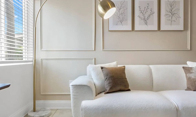 New Suburb Beautiful Apartment | Luxury steps from Bayshore/Pool,Gym,FREE parking