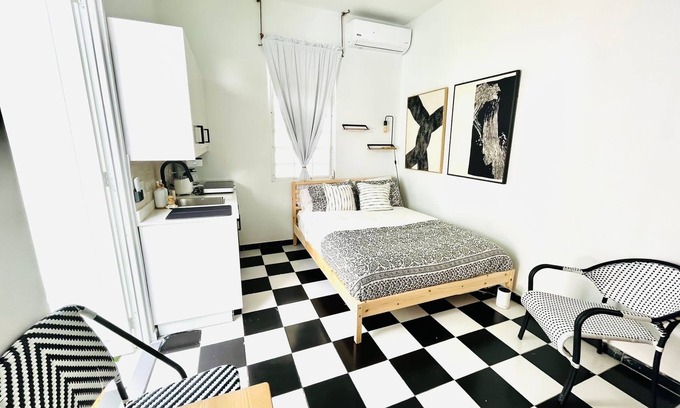 Ocean Park House | Luxury Studio Apartment 5. Steps from the beach!