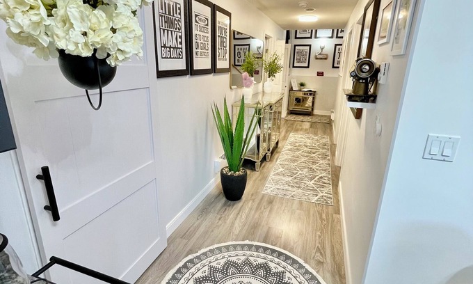 Saskatoon Apartment | Luxury Suite-Unique Quotes Space