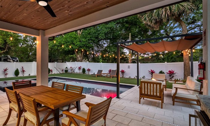 Riverside Heights Cottage | Luxury Tampa Home w/Pool, Jacuzzi & Amenities