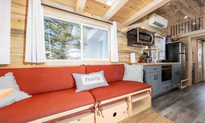 Montrose Cabin | Luxury Tiny Home/Base Camp to Ouray, Telluride/3 Queen beds/Washer & Dryer/Smart TV/Hot Tub Access/Patio w/Mountain Views/Fire Pit/11 mi to Airport