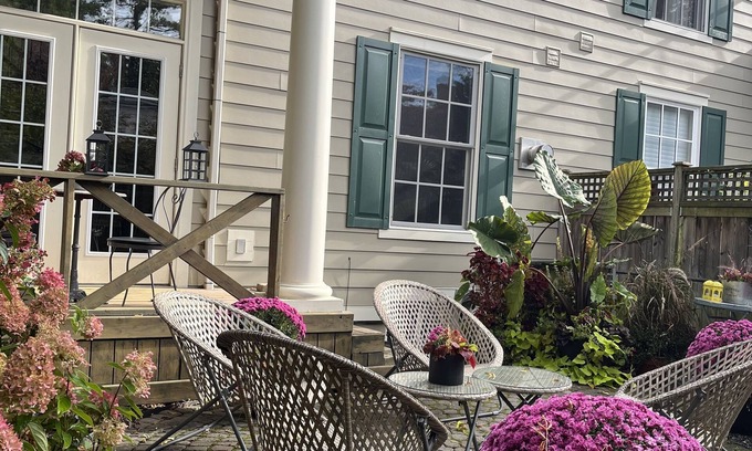 Old Town Historic District House | Luxury Townhouse on the Main Strip of Downtown Niagara-on-the-Lake