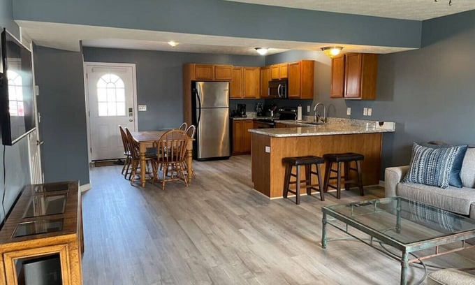 Bloomington House | Luxury Townhome #1 - Remodeled Feb 2021