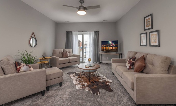 Moline House | Luxury Townhome - 3BR, 2BA - Downtown Moline