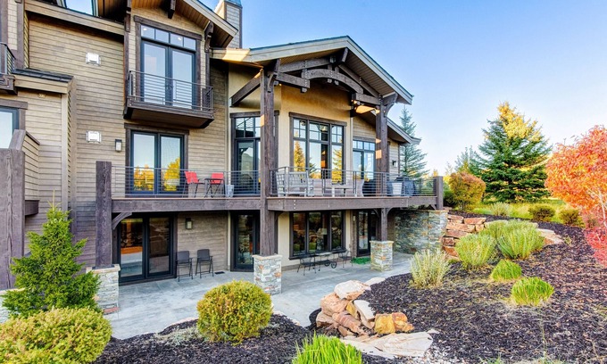 Park Meadows House | Luxury townhome on the golf course with 3 fireplaces, gas grill, & great view