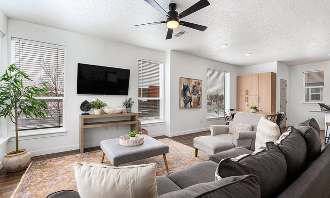 Draper Condo | Luxury Townhome: Peloton, WiFi, Hot Tub, Mtn Views