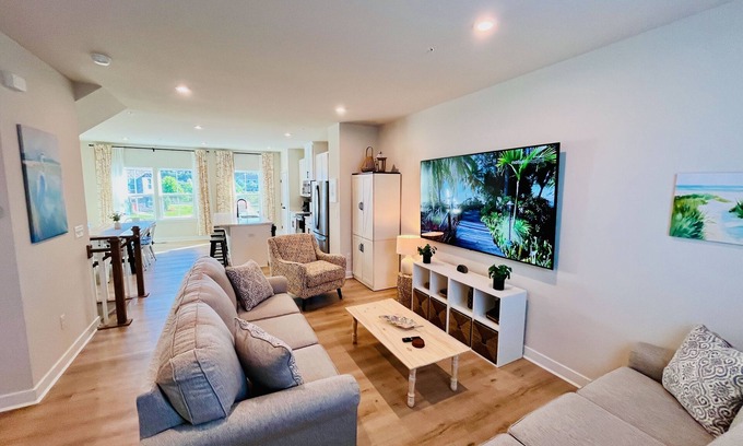 Bayside House | Luxury townhome w/pool & clubhouse access, community dock, kitchen & free WiFi