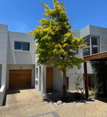 Stellenbosch Central House | Luxury Townhouse in Stellenbosch CENTRAL (BACK-UP POWER)