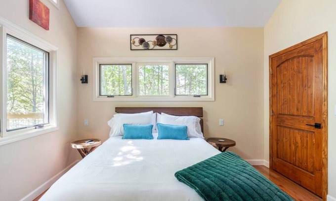 Marshall Cabin | Luxury Treehouse -M aple Treehouse - Near Asheville - Pet Friendly