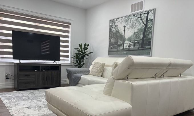 Oakridge House | Luxury two Bedrooms Suite with free parking
