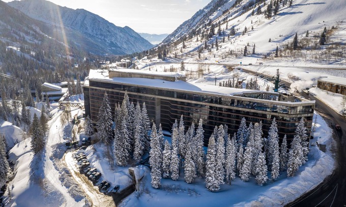 Salt Lake Mountain Resorts Condo | Luxury unit - Snowbird Cliff Lodge: Ski on/off, heated lockers, World Class Spa.