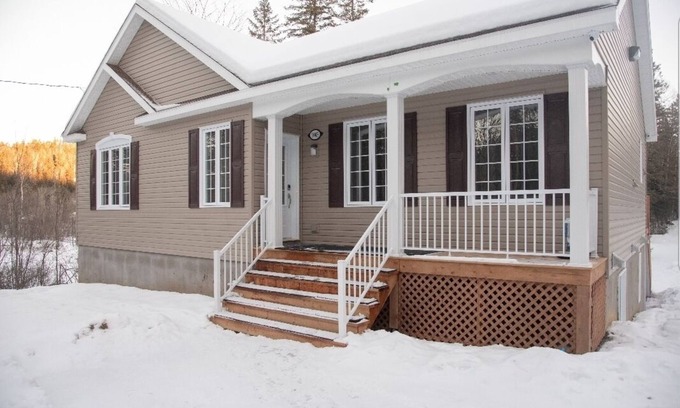 Val Morin Ski Chalet | Luxury Vacation!Entire CHALET 2 Apt. SLEEPS 18!