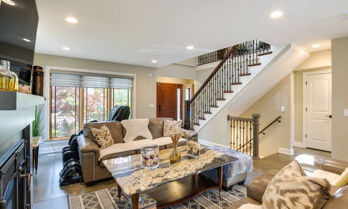 Des Plaines House | Luxury Vacation Home Rental ~ 20 Mi to Chicago!