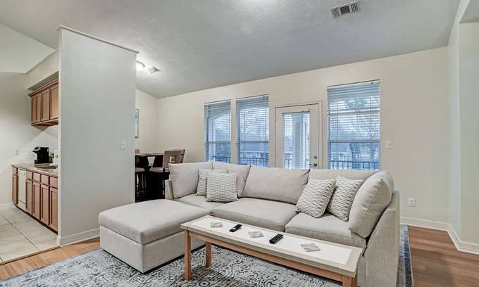 Clear Lake Shores Condo | Luxury vacation Kemah, TX condo. Bars and restaurants within walking distance.