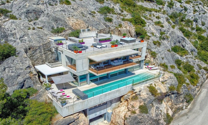 Urbanitzacio la Font Villa | Luxury villa with heated pool, exclusive location