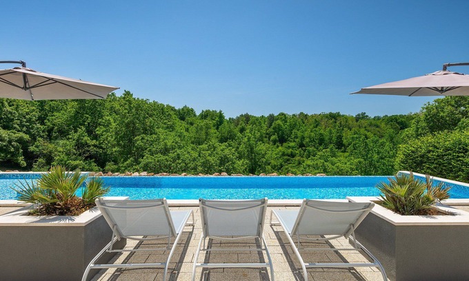 Jadruhi Villa | Luxury Villa Queen B with Pool