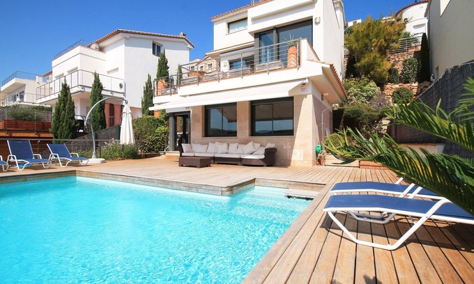 L'Escala Villa | Luxury villa with amazing sea view