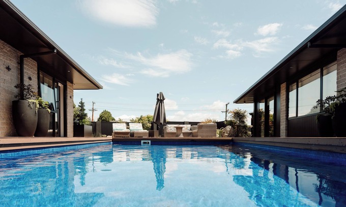 Rotorua House | Luxury Villa With Heated Pool, Spa, Suana, Air-con, & 100m From Redwoods Forest