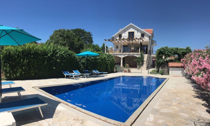 Durasevici Villa | LUXURY VILLA WITH PRIVATE POOL ON BEAUTIFUL AND ACCESSIBLE LUSTICA PENINSULA