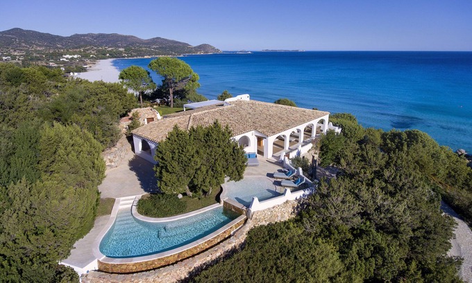 Notteri Villa | Luxury villa with private infinity pool on the beach