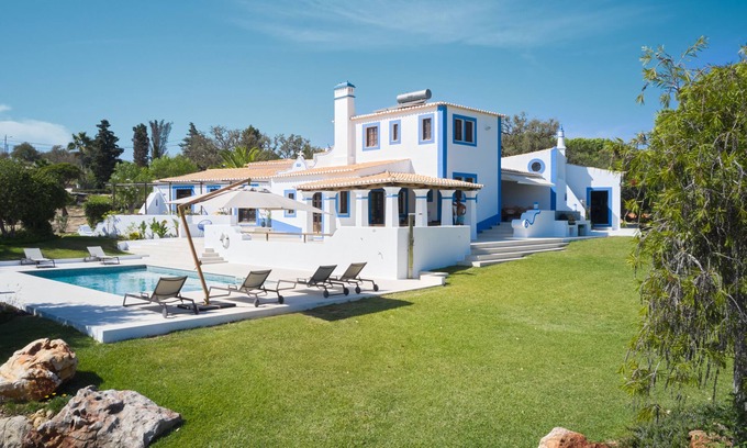 Lagoa e Carvoeiro Villa | Luxury villa with tennis court & heated pool