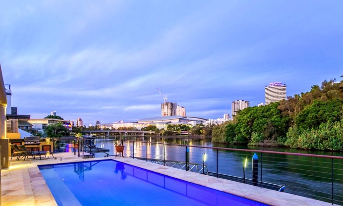 Broadbeach House | Luxury Villas Lakeland Keys (Heated Pool)