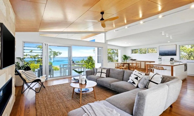 Killcare Heights House | Luxury Villas Ocean Breeze at Killcare (Walk to the beach)