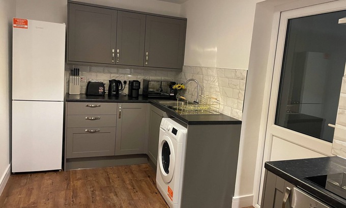 Warminster Apartment | Luxury Warminster Apartment with Free Parking