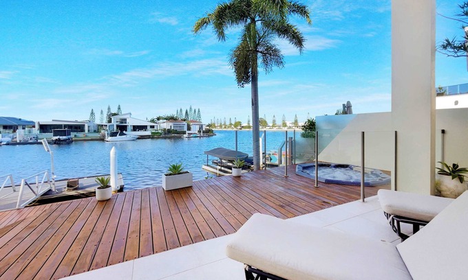 Pelican Waters House | Luxury Waterfront 6 Bedroom Escape on Canal