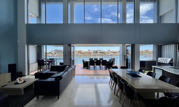 Wallaroo House | LUXURY WATERFRONT ACCOMMODATION - 12 people 5 ensuites