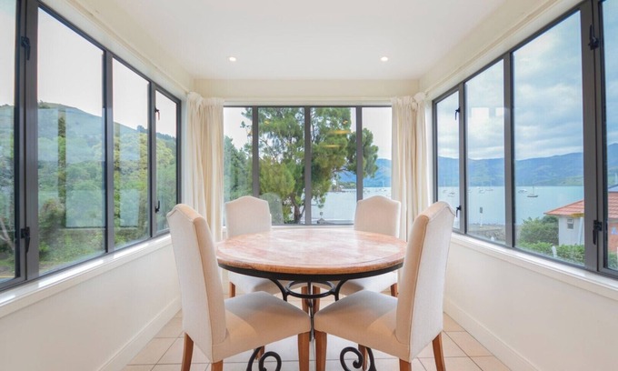 Akaroa Apartment | Luxury Waterfront Apartment with Amazing Views