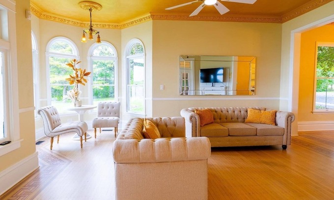 Fox Lake House | ⭐️ Luxury Waterfront Chateau 11+ Beds