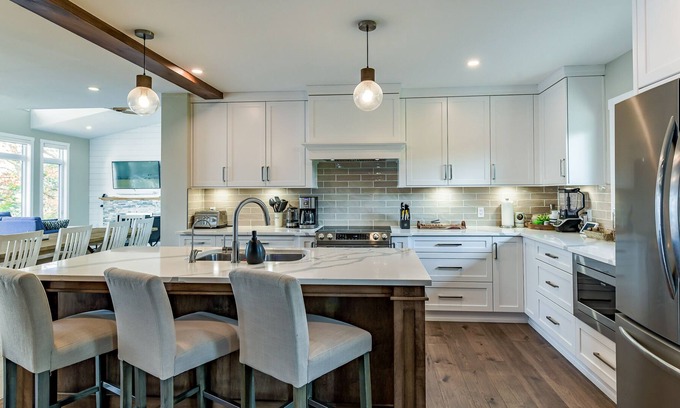 Selwyn Cottage | Luxury Waterfront Cottage (5,000 sqft w/Hot Tub)nn