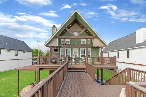 Freeport Villa | Luxury Waterfront Home Family and Pet Friendly Near Surfside Beach 11 Mins