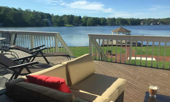 Middlefield House | Luxury Waterfront Lake House by Ski Resort & Winery