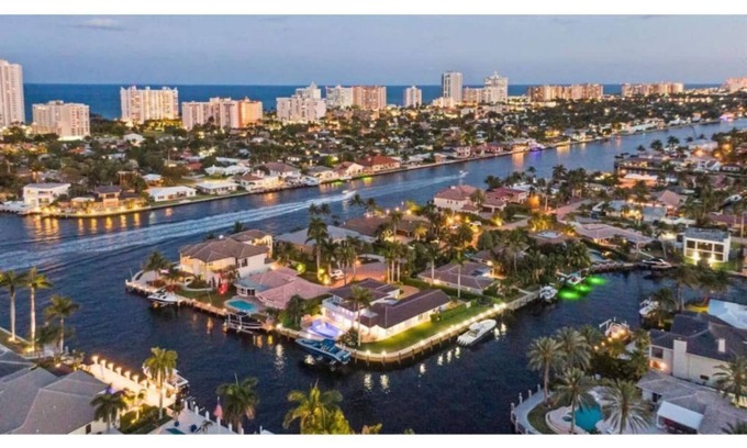 Pompano Isles House | "Luxury waterfront mansion with large pool" Near clear water & sandy beaches !