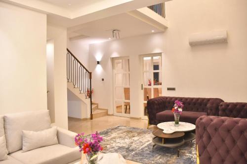 Mehdipatnam House | LuxuryHouse-3BR-Free Car & Driver-Balcony-WiFi
