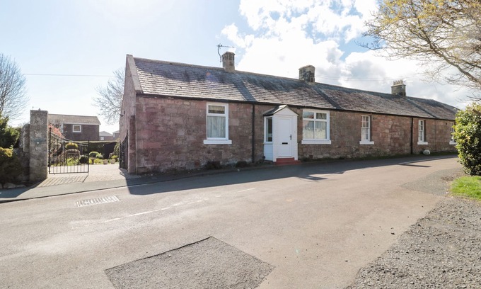 Beadnell Cottage | LYNDHURST COTTAGE, family friendly, with a garden in Beadnell