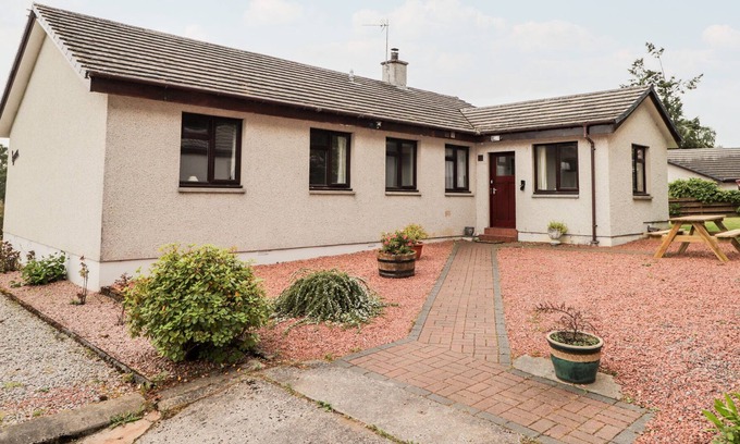 Marybank Cabin | LYNMAR, pet friendly, with a garden in Muir Of Ord
