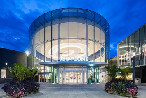 Hurontario House | M-1 Walking Distance to Square One Mall with Attached Washroom- For 6 people